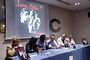 presentacion del beatriz en barcelona ponentes hablando al publico